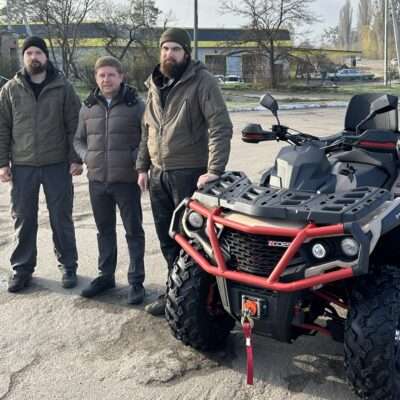 Сергій Нагорняк передає квадроцикл AODES військовим