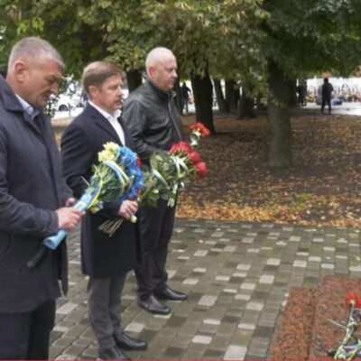 Сергій Нагорняк покладає квіти на Алеї Героїв у Жашкові.
